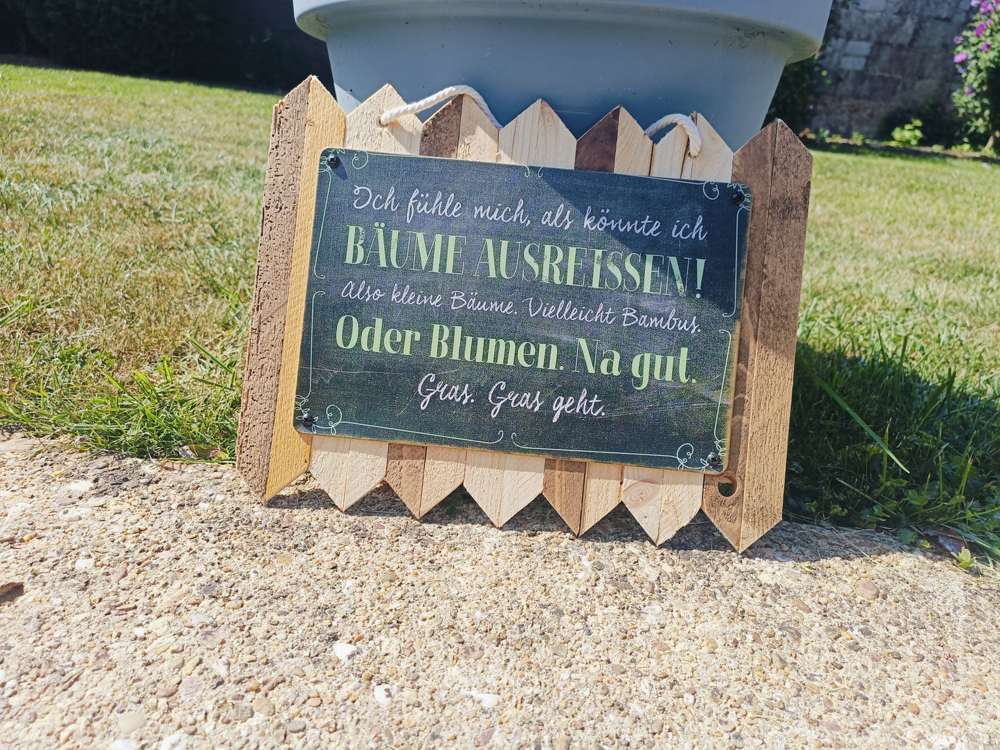 Blechschild Spruch – ‚Ich fühle mich, als könnte ich Bäume ausreißen‘ | Rustikales Wanddekor, Handmade auf Altholz