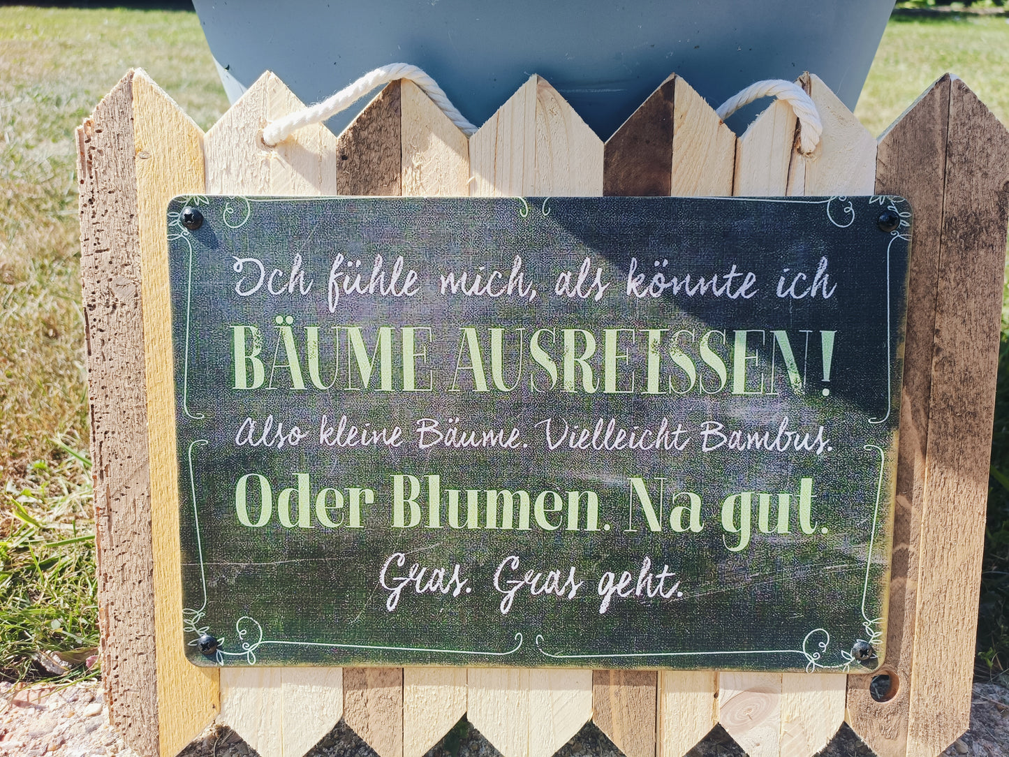 Blechschild Spruch – ‚Ich fühle mich, als könnte ich Bäume ausreißen‘ | Rustikales Wanddekor, Handmade auf Altholz