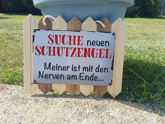Blechschild Spruch – ‚Suche Schutzengel, meiner ist mit den Nerven am Ende‘ | Lustiges Spruchschild, Handmade Wanddeko auf Altholz