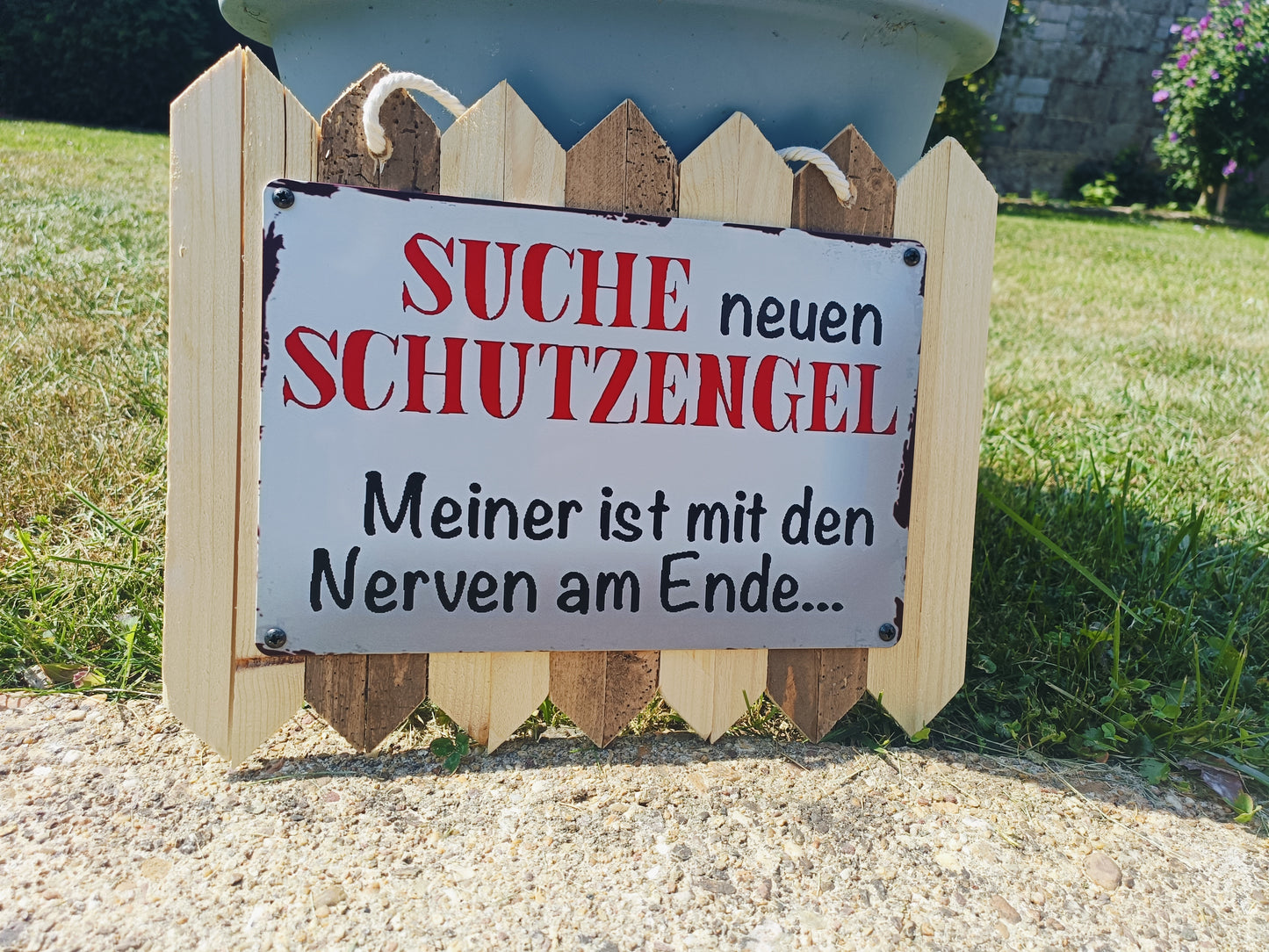 Blechschild - Suche Schutzengel, meiner ist mit den Nerven am Ende, auf Altholz