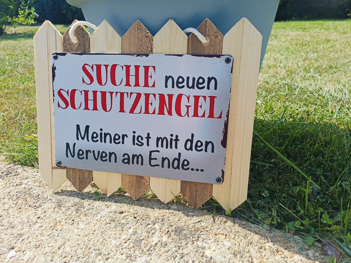Blechschild - Suche Schutzengel, meiner ist mit den Nerven am Ende, auf Altholz