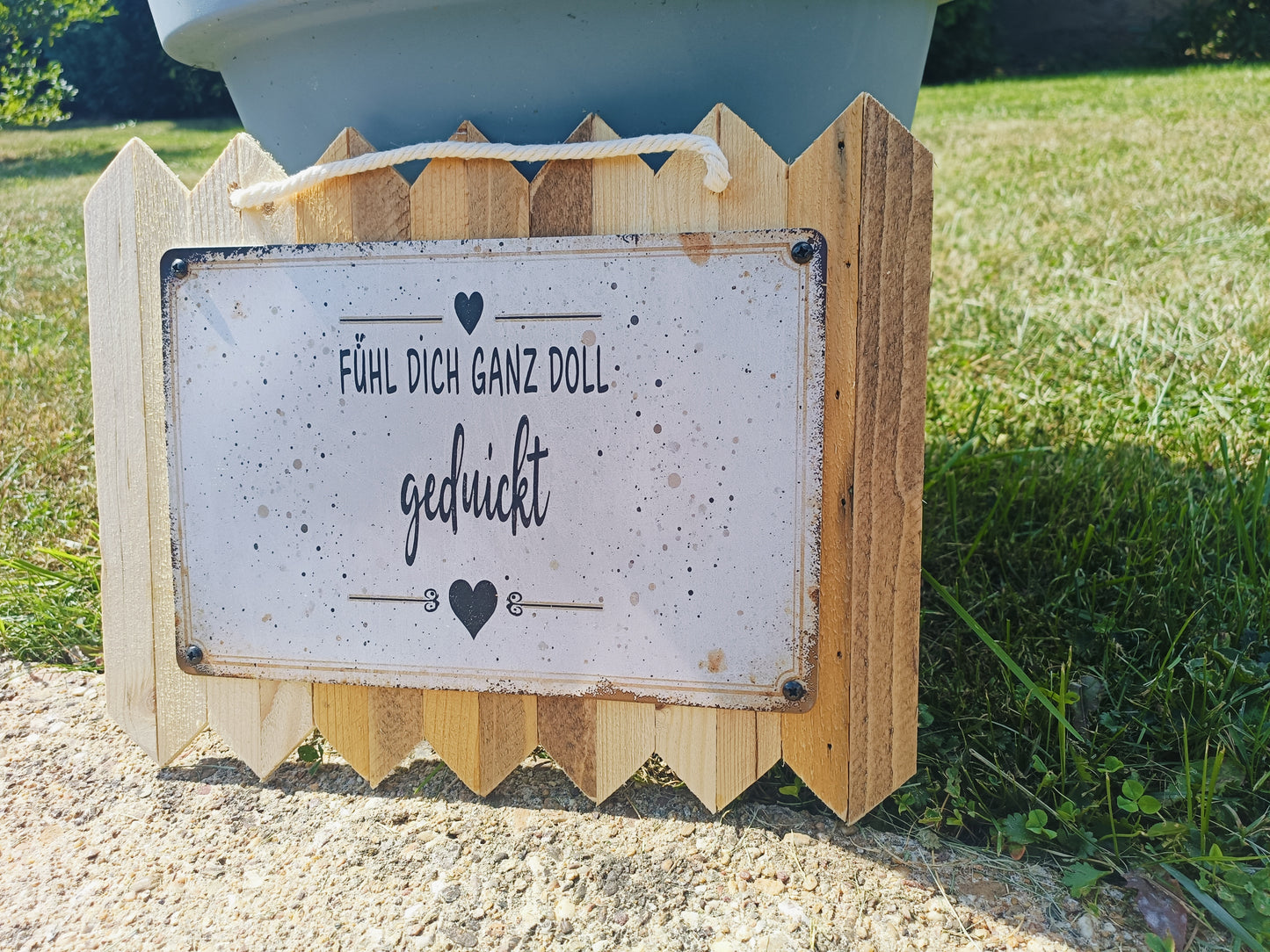Blechschild „Fühl dich ganz lieb gedrückt“ – Liebevolle Dekoration, auf Altholz