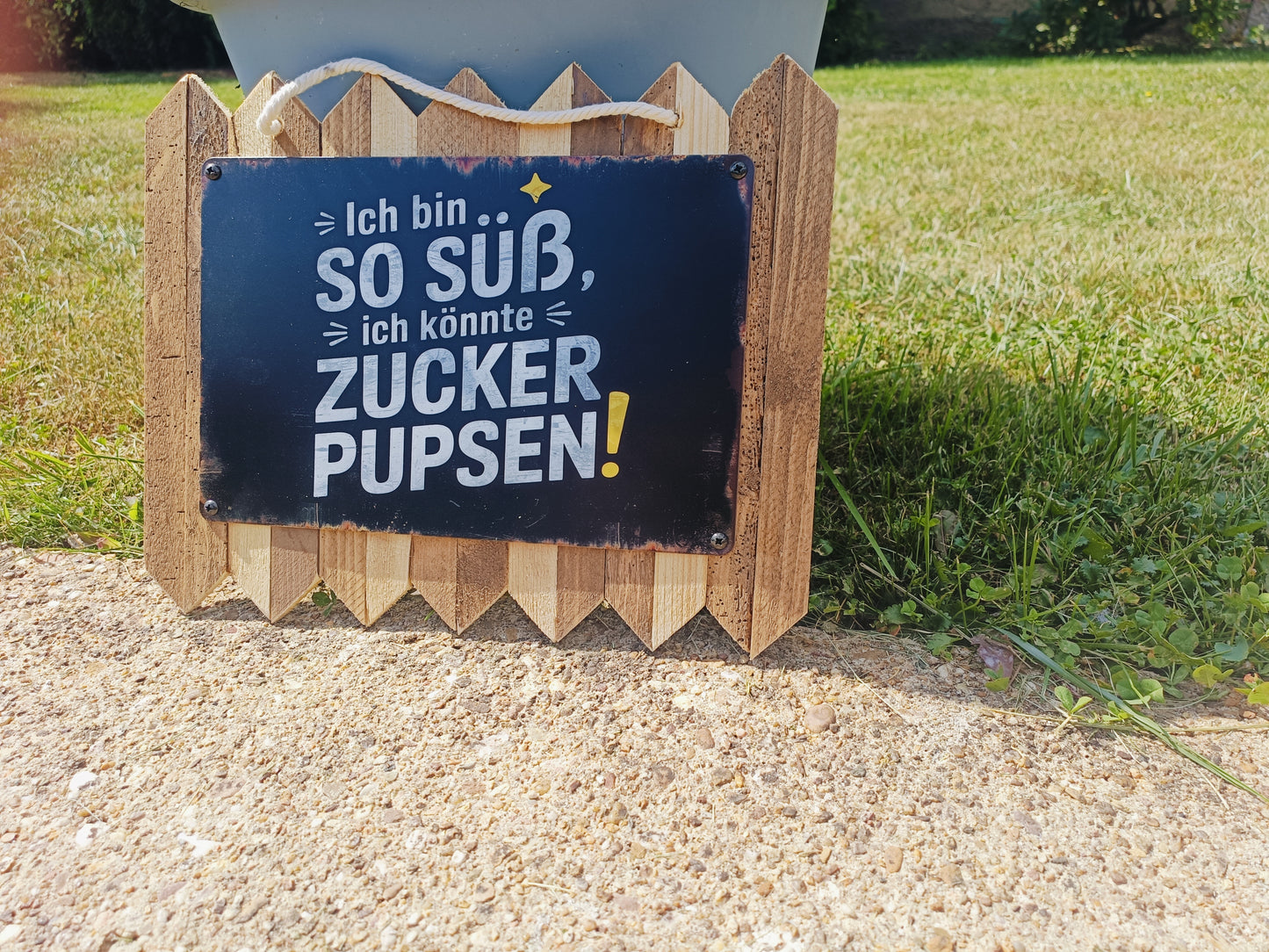 Blechschild „Ich bin so süß, ich könnte Zucker pupsen, auf Altholz