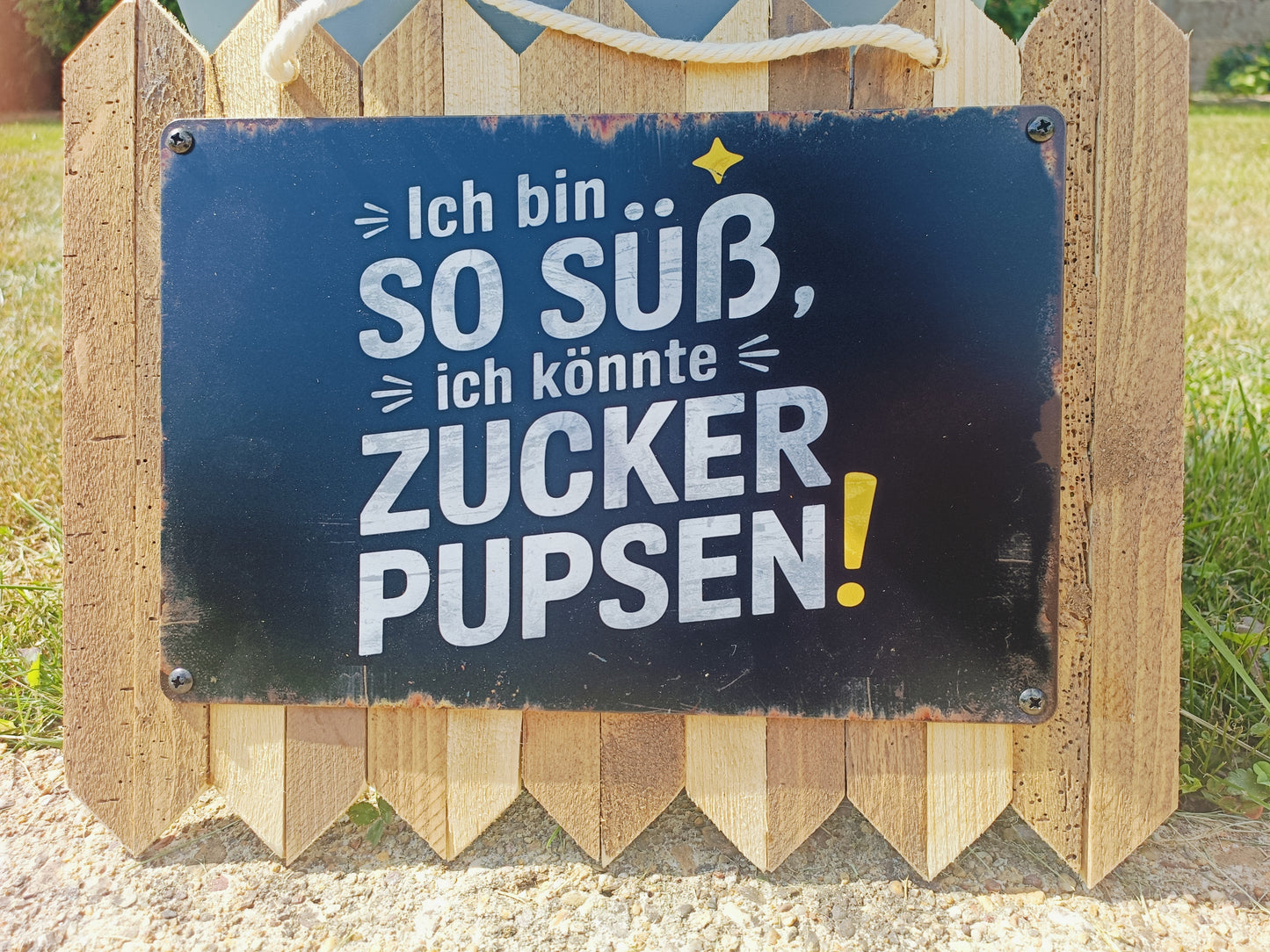 Blechschild „Ich bin so süß, ich könnte Zucker pupsen, auf Altholz