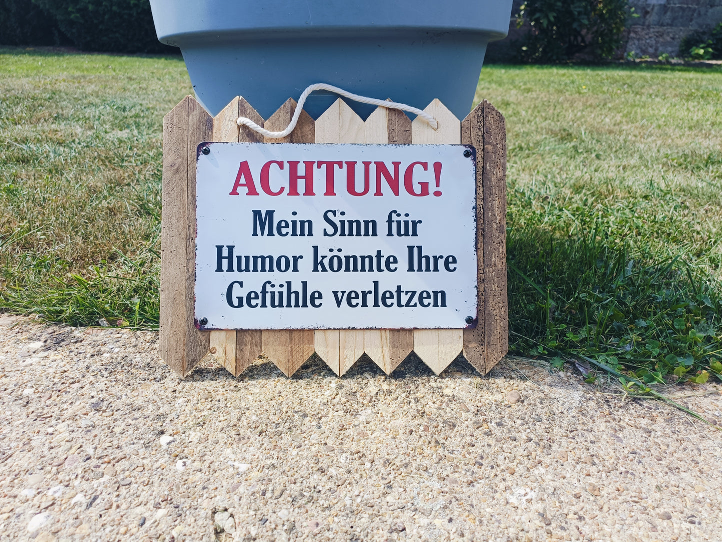 Blechschild „Achtung: Mein Sinn für Humor könnte Ihre Gefühle verletzen“ – Lustige Deko, auf Altholz