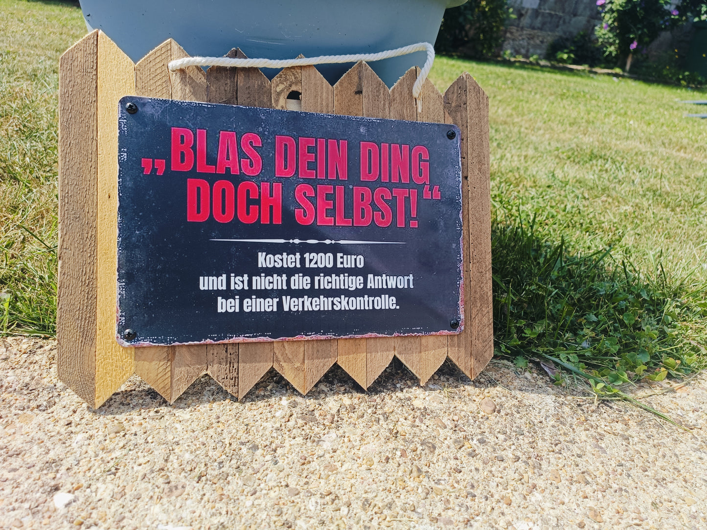 Blechschild „Blas dein Ding doch selbst…“ – Lustiges Wand Deko, auf Altholz