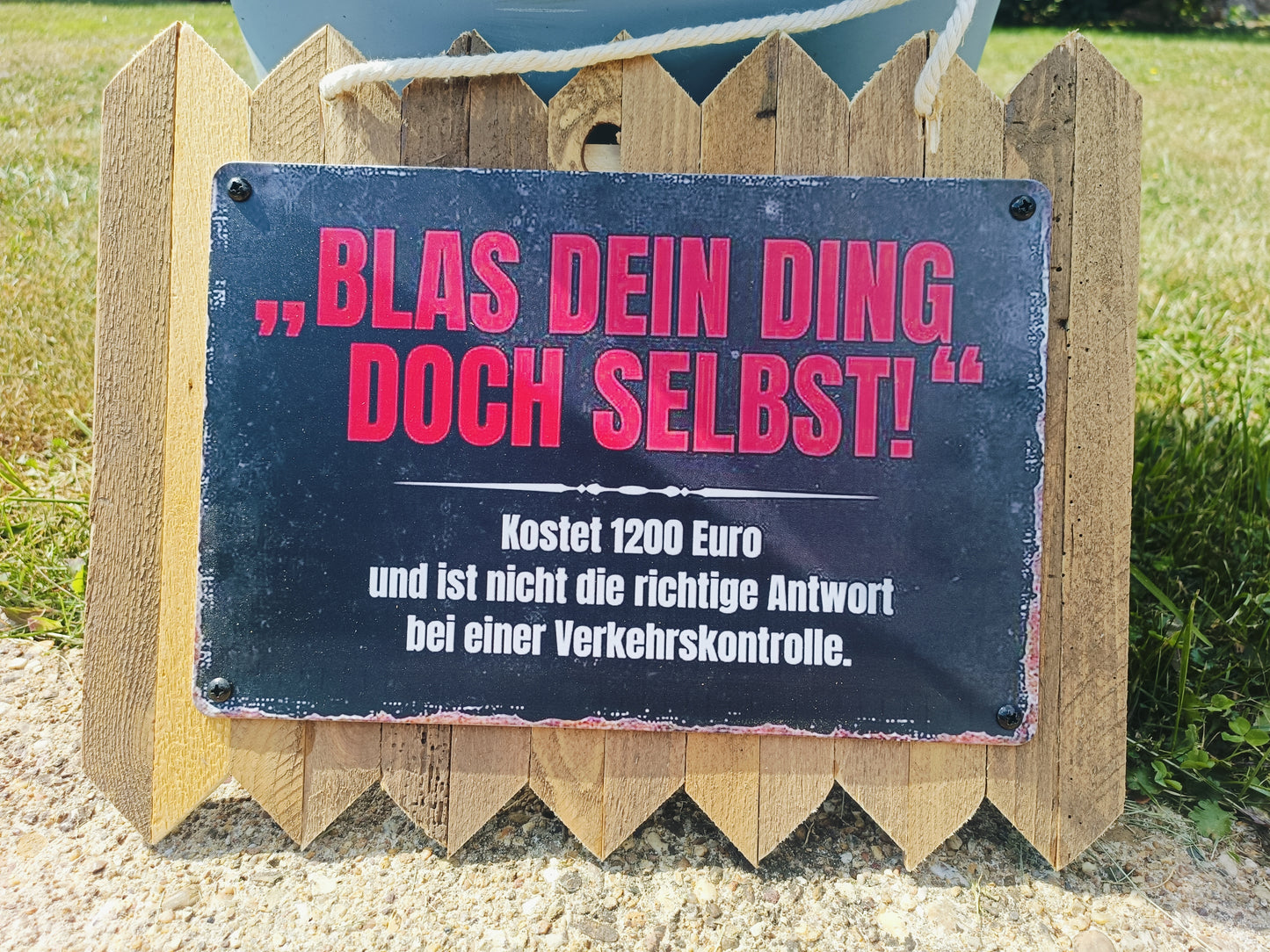 Blechschild „Blas dein Ding doch selbst…“ – Lustiges Wand Deko, auf Altholz