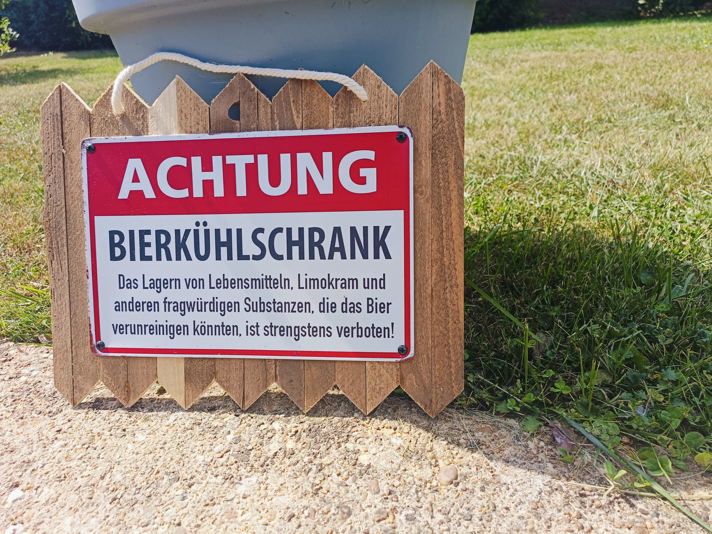 Blechschild „Bierkühlschrank – Limokram verboten, auf Altholz