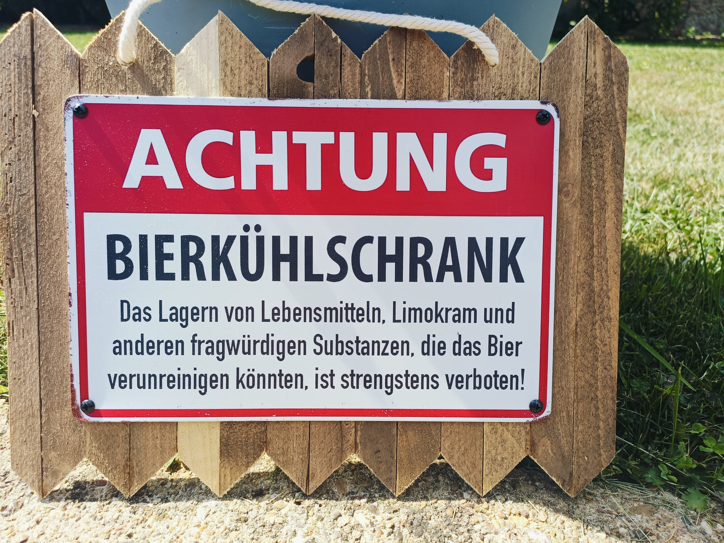 Blechschild „Bierkühlschrank – Limokram verboten, auf Altholz