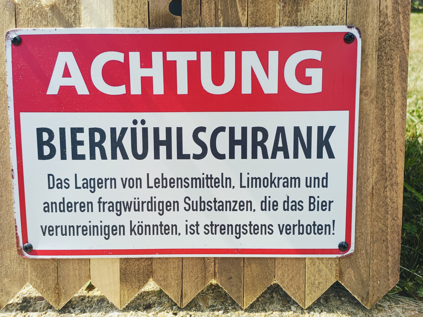 Blechschild „Bierkühlschrank – Limokram verboten, auf Altholz