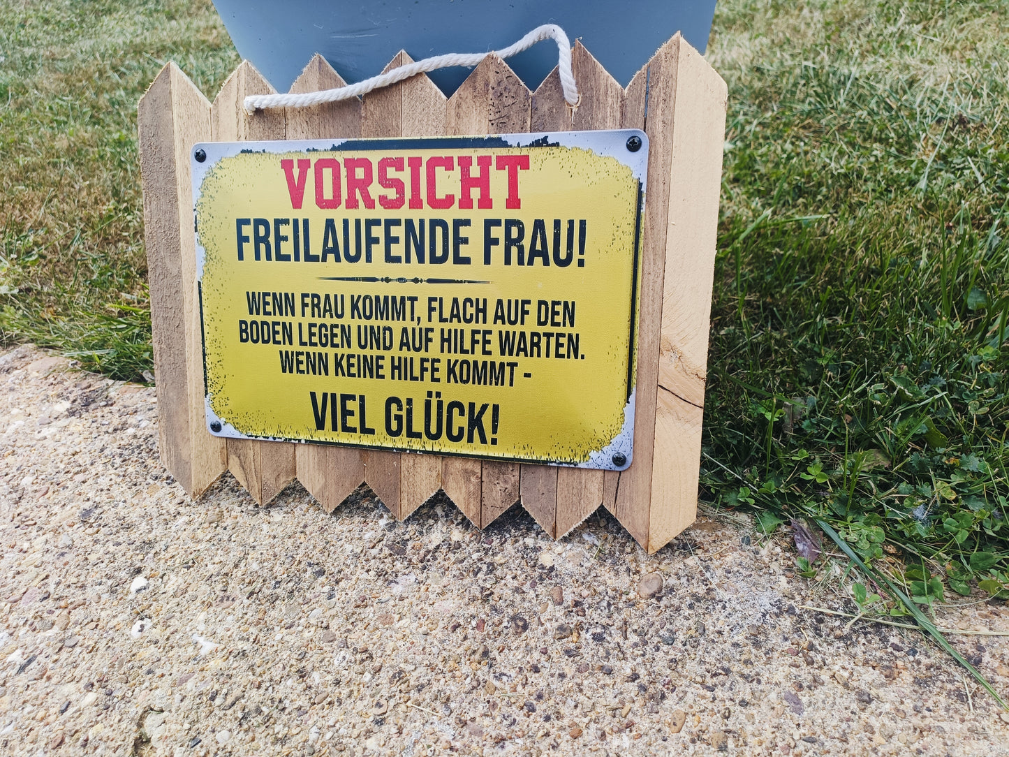 Wetterfestes Blechschild „Vorsicht: frei laufende Frau“ – Lustige Deko auf Altholz