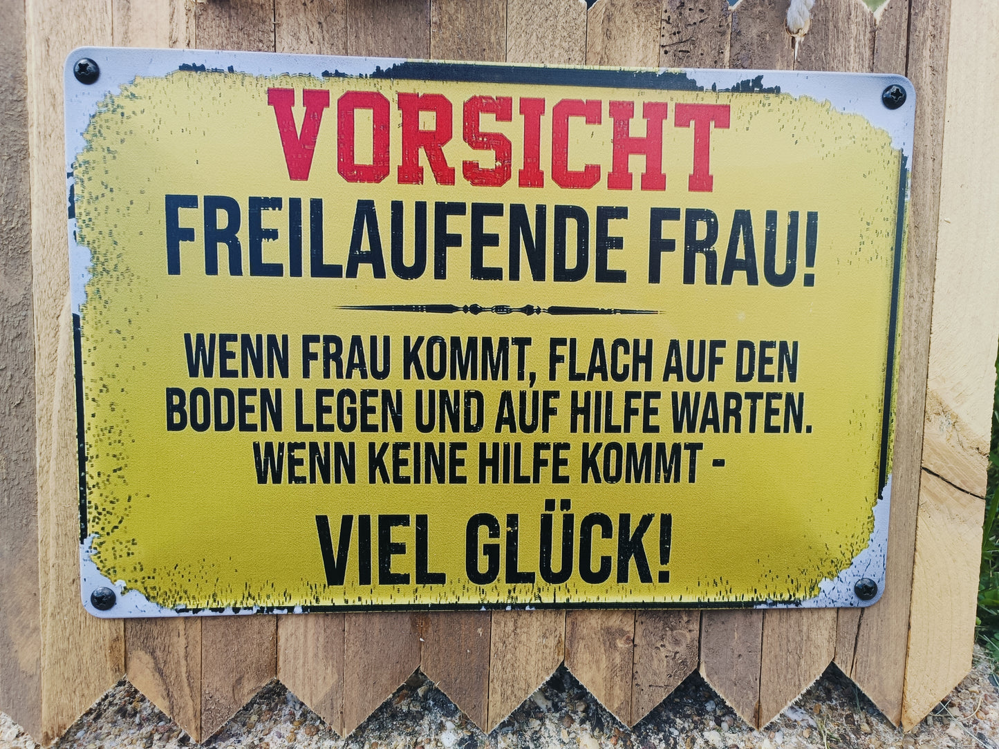Wetterfestes Blechschild „Vorsicht: frei laufende Frau“ – Lustige Deko auf Altholz