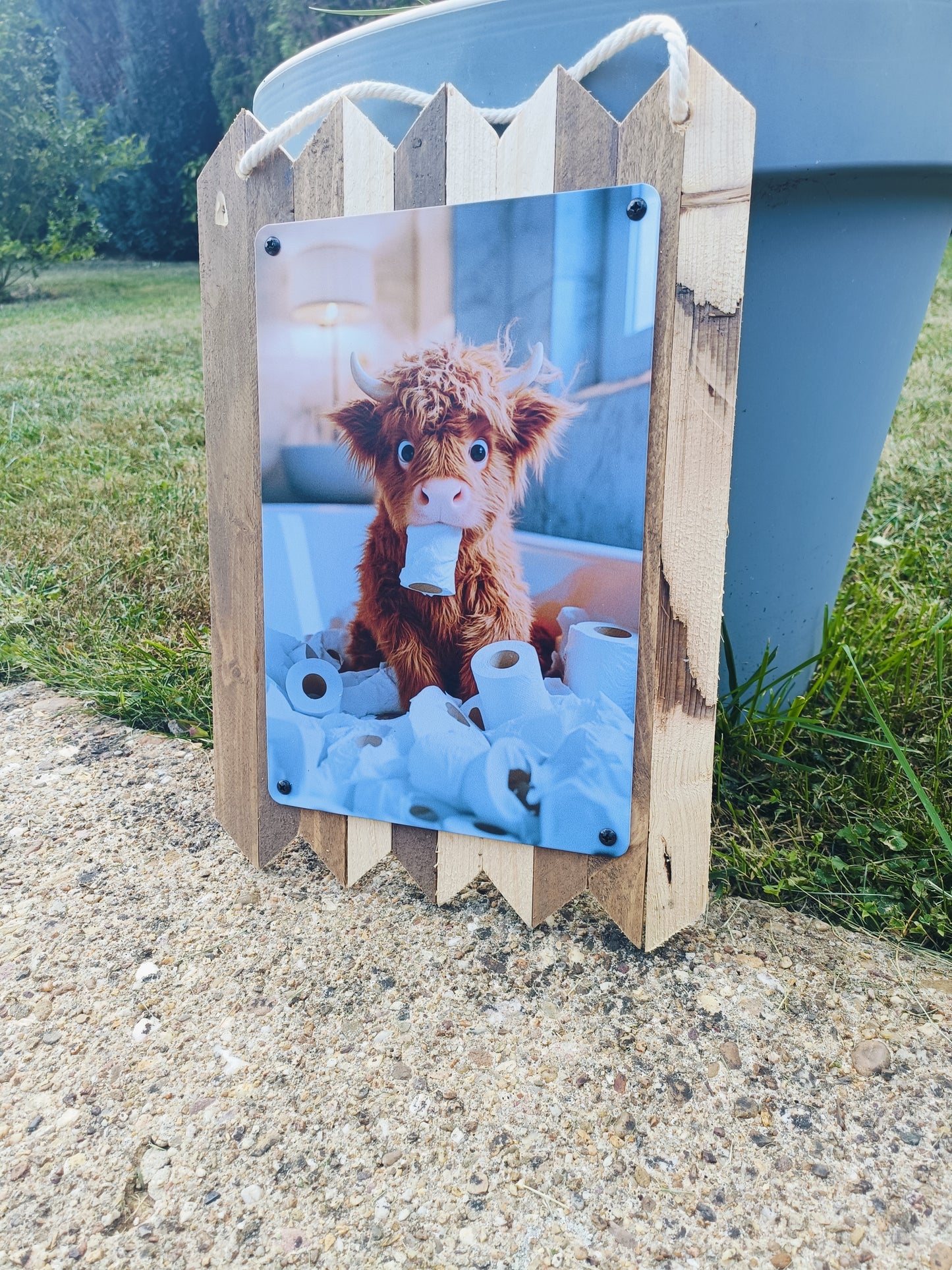 Blechschild Highland Rind mit Klopapierrolle – Lustige WC Deko, Handmade Wandschild