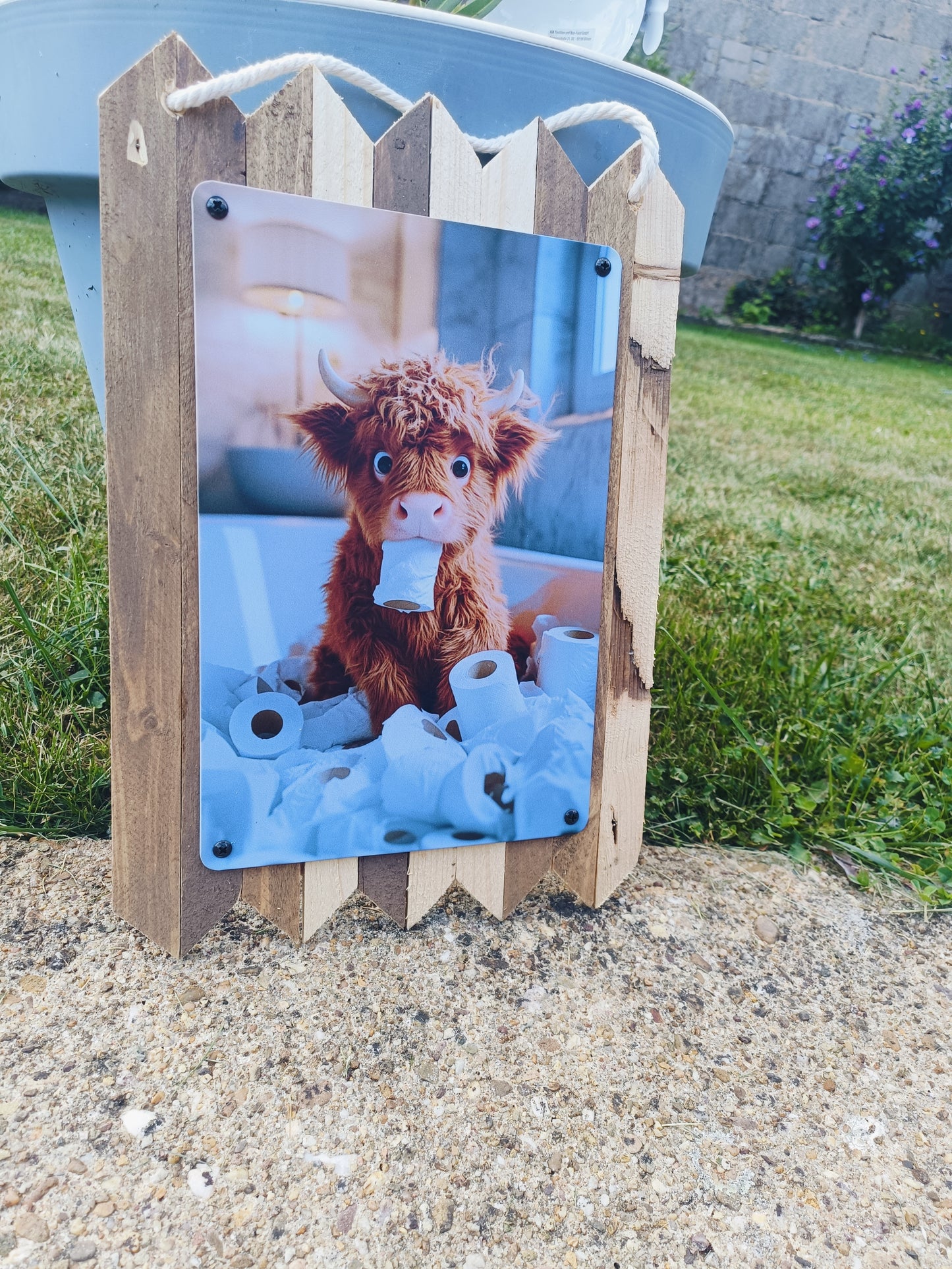 Blechschild Highland Rind mit Klopapierrolle – Lustige WC Deko, Handmade Wandschild