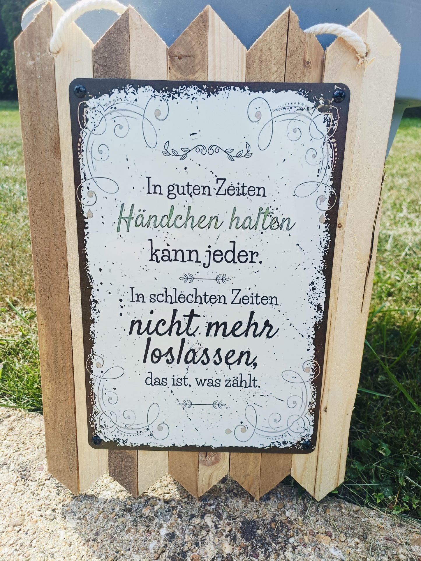 Blechschild mit Liebs Spruch – In guten Zeiten Händchen halten – Hochzeit Geschenk Altholz