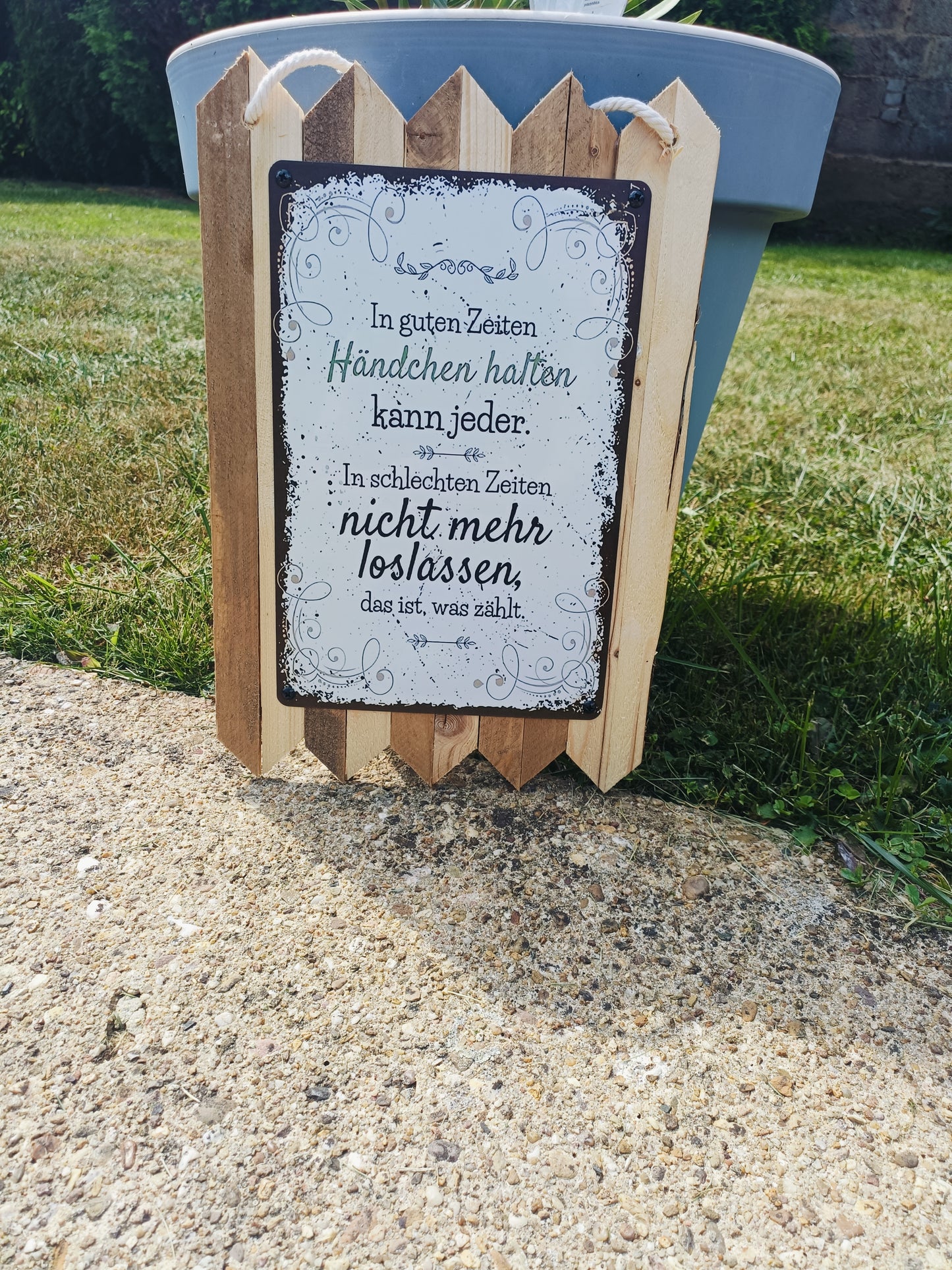 Blechschild " In guten Zeiten Händchen halten kann jeder " Handgefertigt auf Altholz