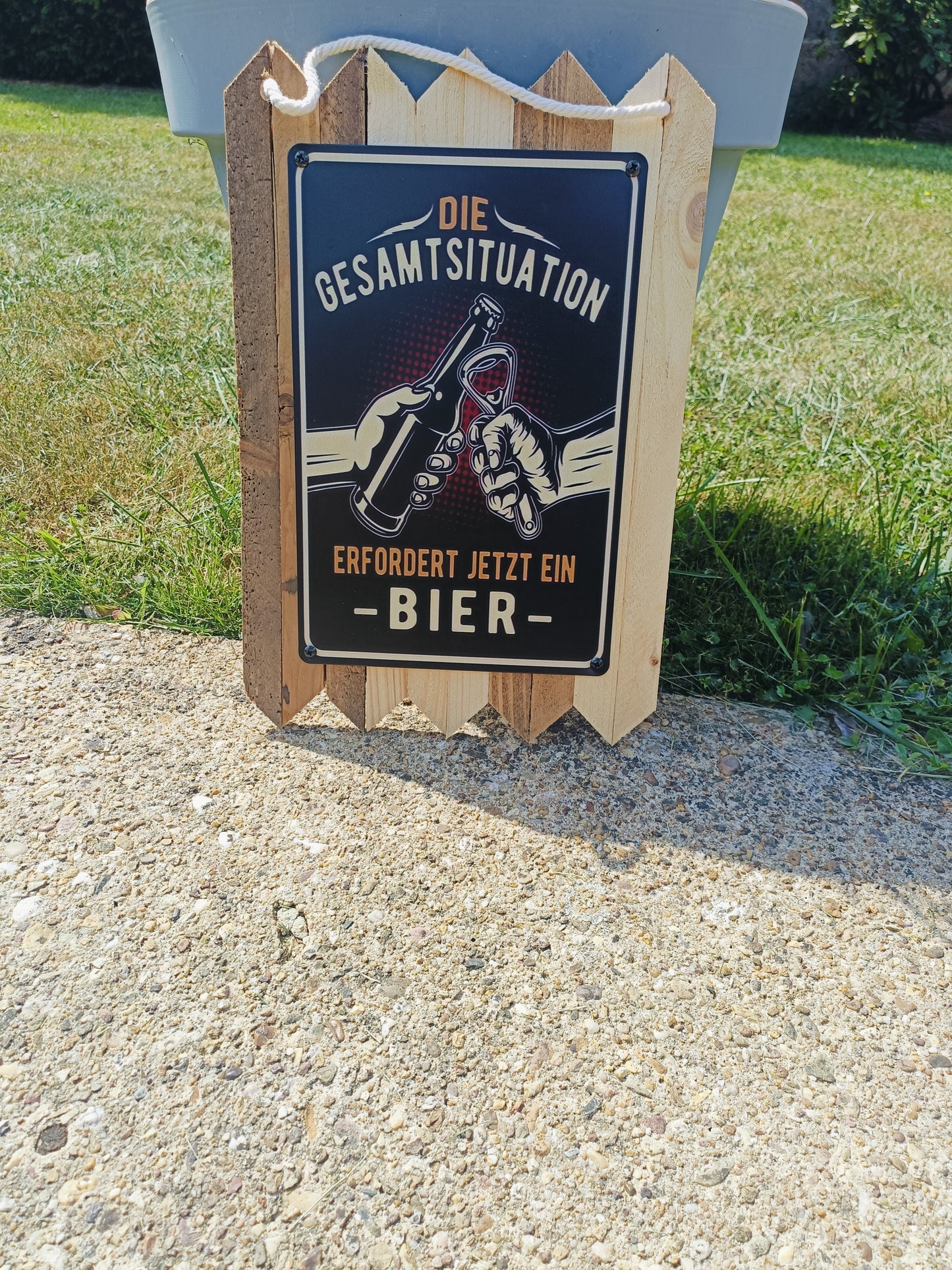 Blechschild " Die Gesamtsituation erfordert jetzt ein Bier " handgefertigt auf Altholz