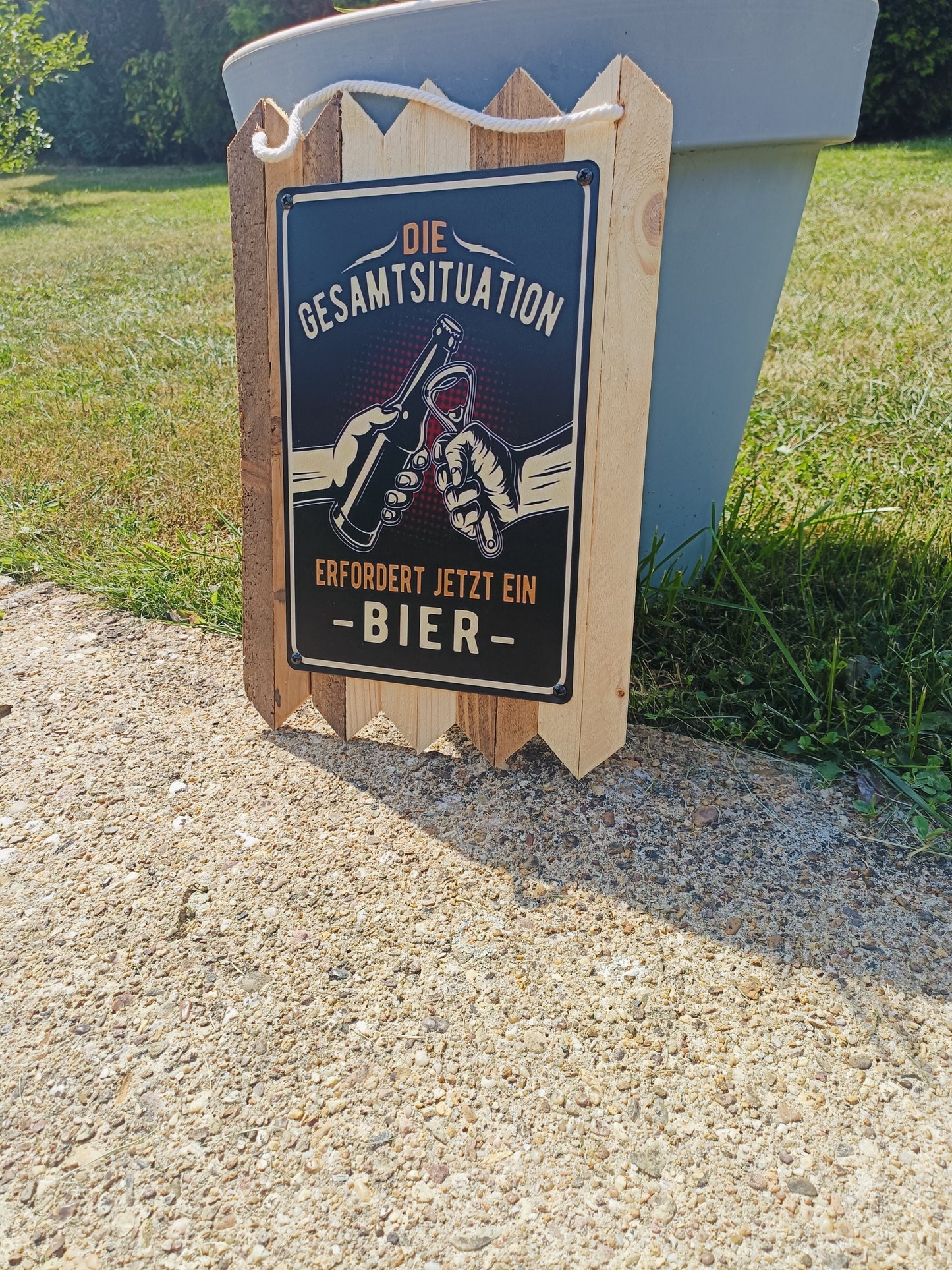 Blechschild " Die Gesamtsituation erfordert jetzt ein Bier " handgefertigt auf Altholz