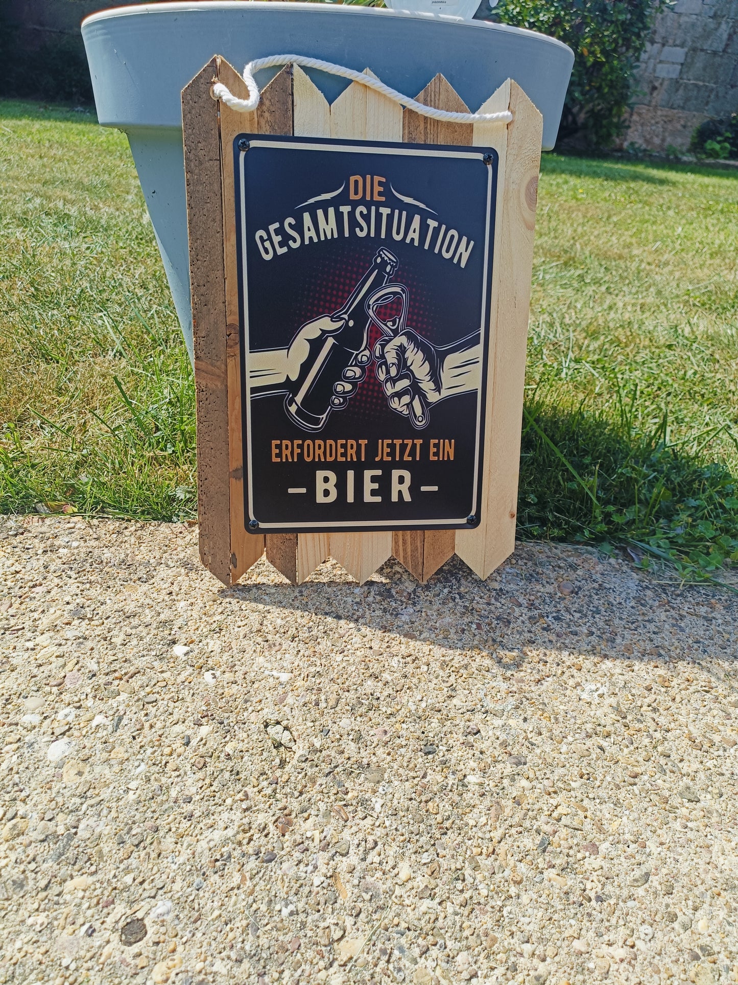 Blechschild " Die Gesamtsituation erfordert jetzt ein Bier " handgefertigt auf Altholz