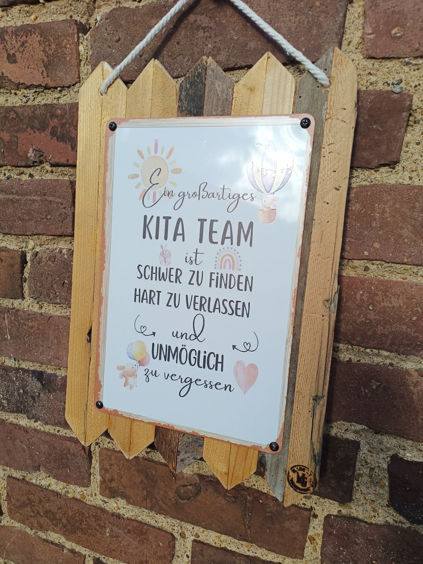 Kita Team Geschenk - Blechschild „Ein großartiges Kita Team ist schwer zu finden…“ – Erzieher Geschenk Abschied – Kindergarten Deko – Holz