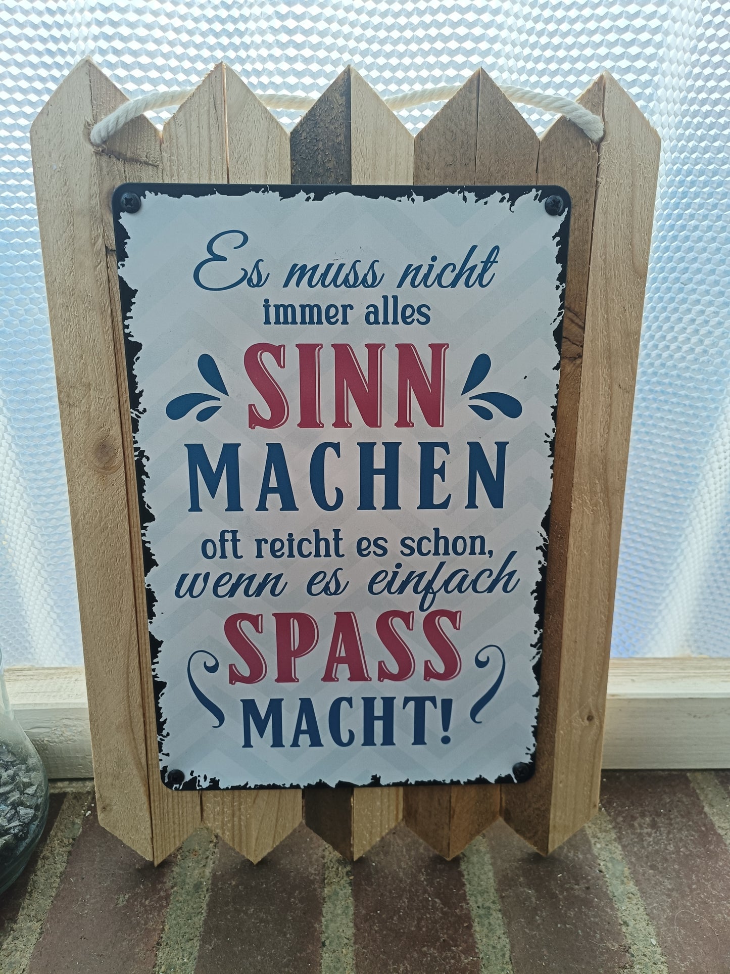 Blechschild " Es muss nicht alles Sinn machen " Handgefertigt auf Altholz