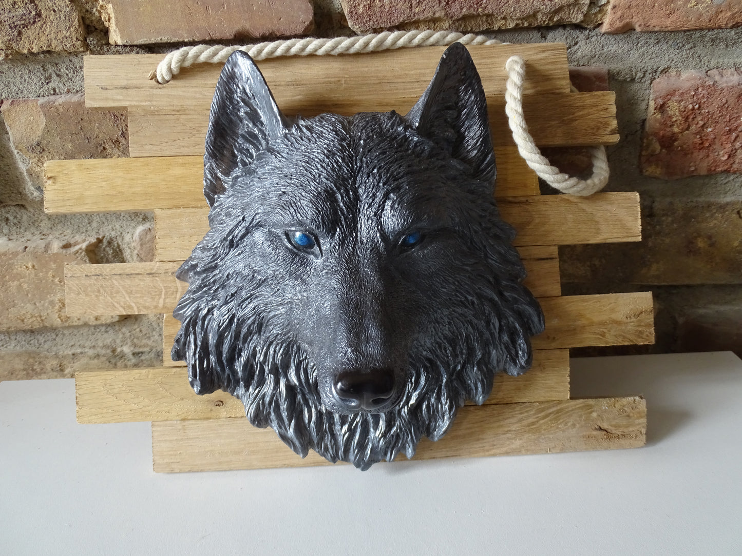 Wolf Deko Kunstharz auf Altholz | Handgemacht | Augenfarbe wählbar