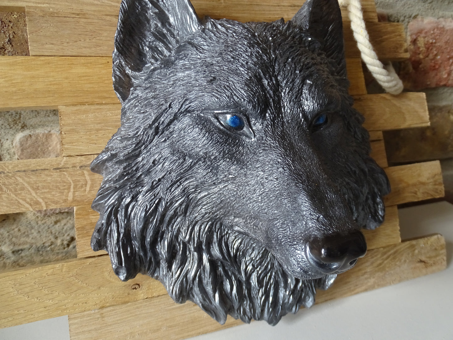 Wolf Deko Kunstharz auf Altholz | Handgemacht | Augenfarbe wählbar