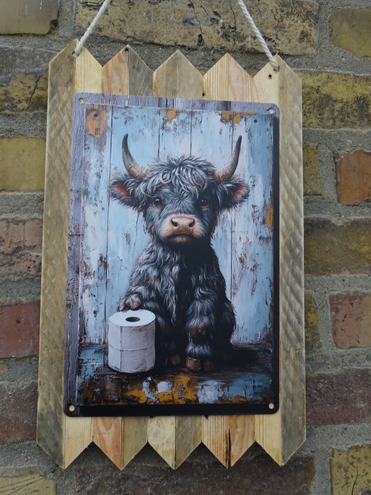 Metal sign “Grey Highland cattle with toilet roll” on reclaimed wood, the cutest bathroom decoration