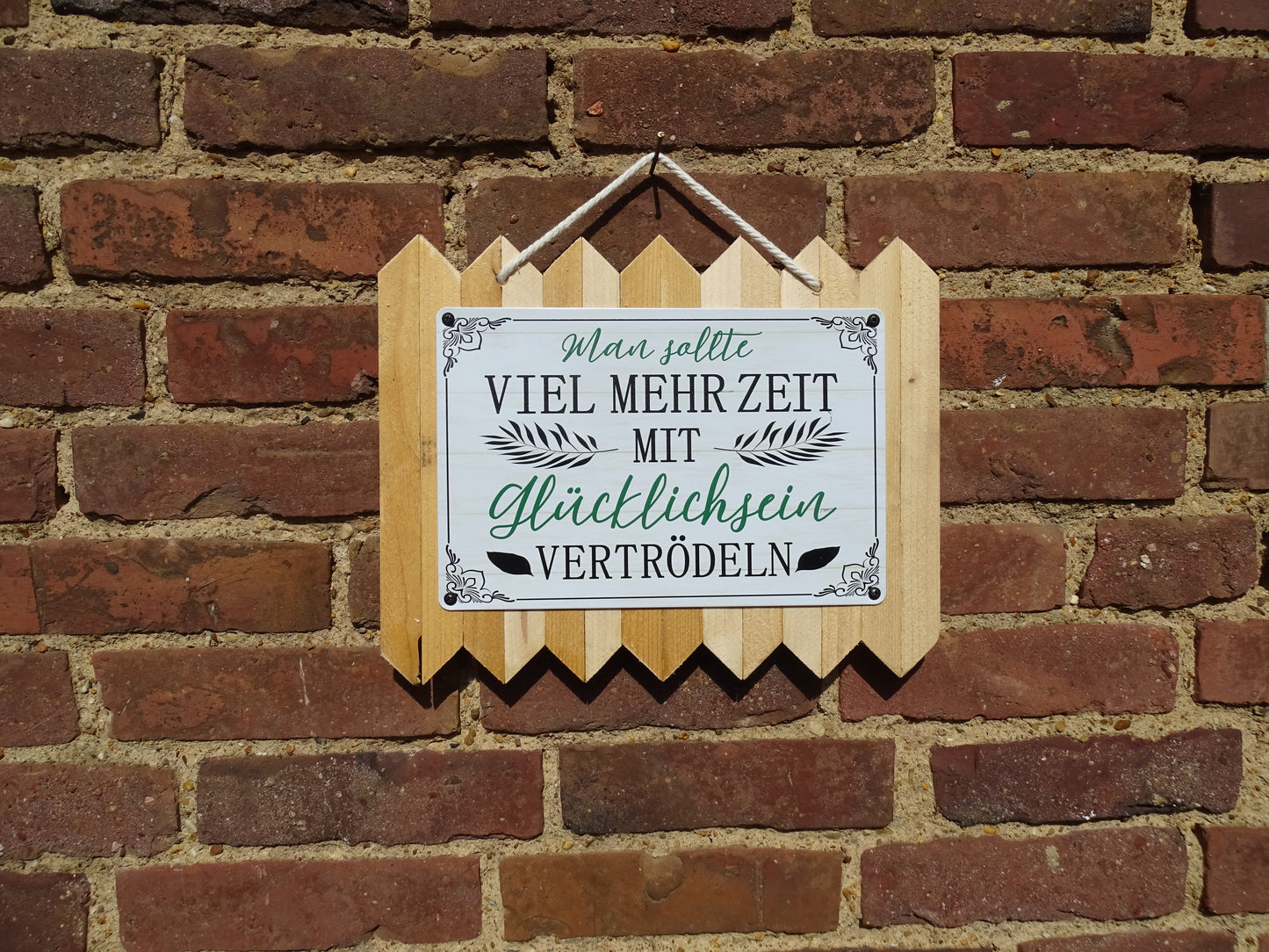 Man sollte viel mehr Zeit mit glücklich sein vertrödeln - personalisiertes Blechschild auf Altholz