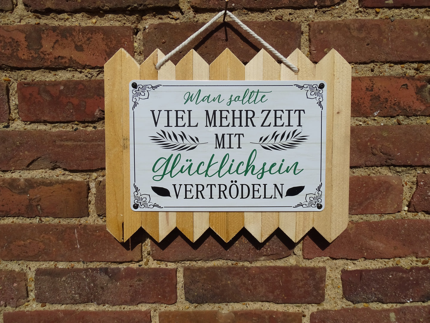 Man sollte viel mehr Zeit mit glücklich sein vertrödeln - personalisiertes Blechschild auf Altholz