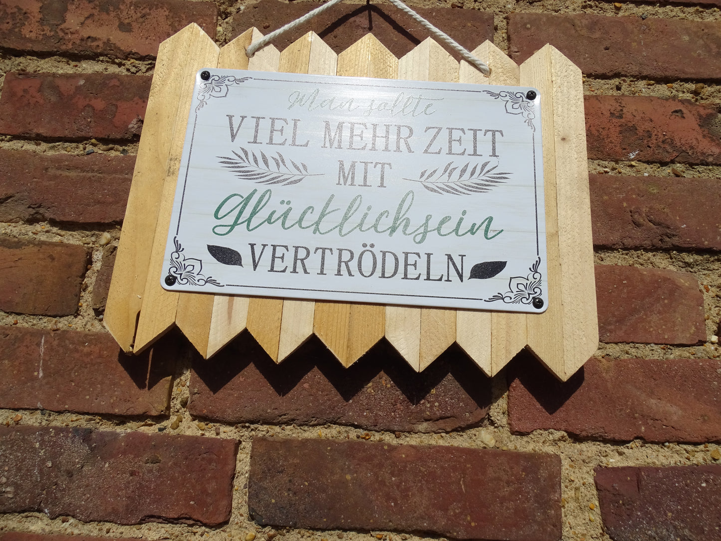 Man sollte viel mehr Zeit mit glücklich sein vertrödeln - personalisiertes Blechschild auf Altholz