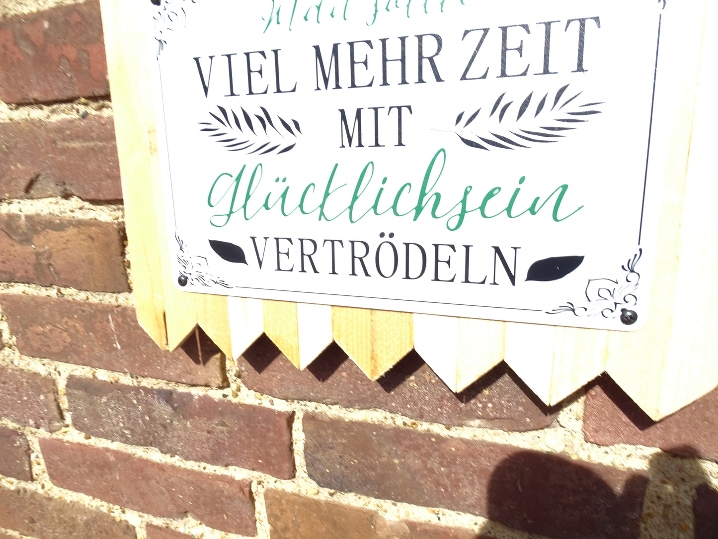 Man sollte viel mehr Zeit mit glücklich sein vertrödeln - personalisiertes Blechschild auf Altholz