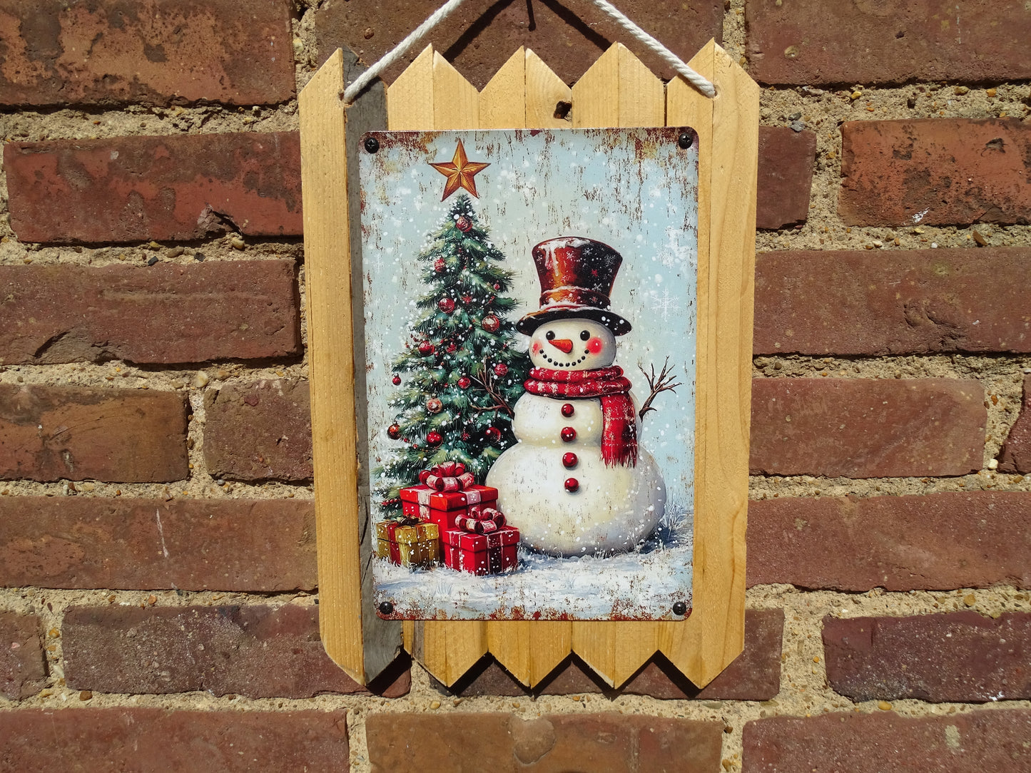 Schneemann trifft Tannenbaum Weihnachten -  Blech­schild auf Altholz – Handgefertigtes Unikat