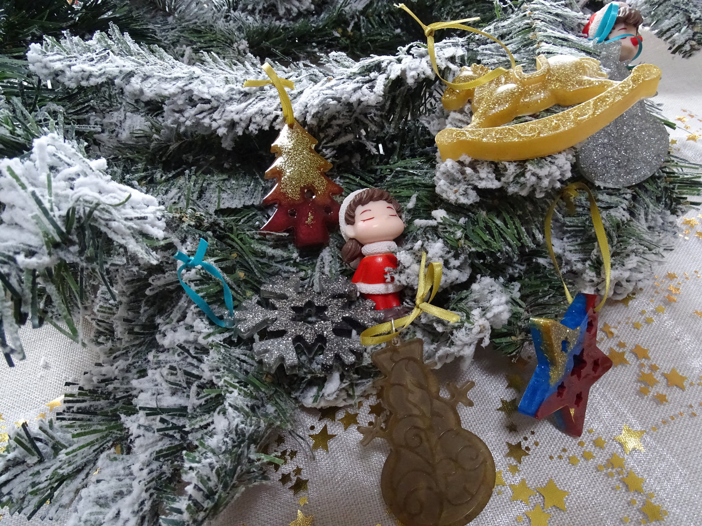 Handgefertigtes Baumschmuck-Set aus Kunstharz – Weihnachtsanhänger | Deko-Hänger für Tannenbaum & Winterzeit