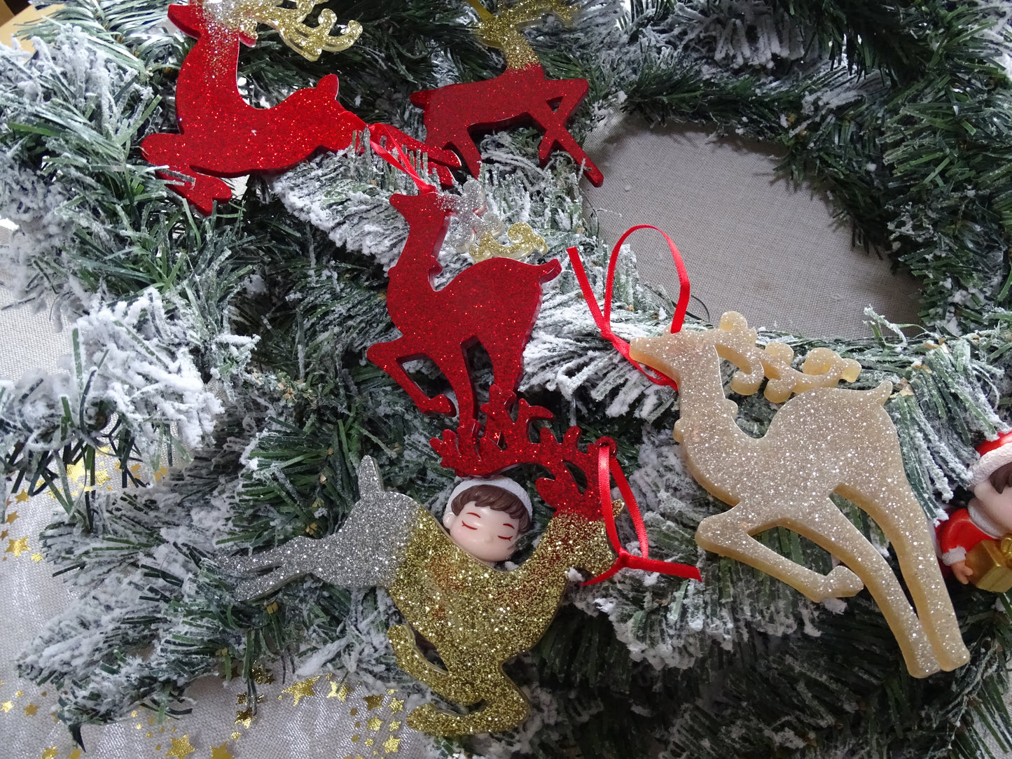 Großer Rentier-Baumschmuck – Weihnachtsanhänger in Gold, Silber, Rot & Champagner-Beige