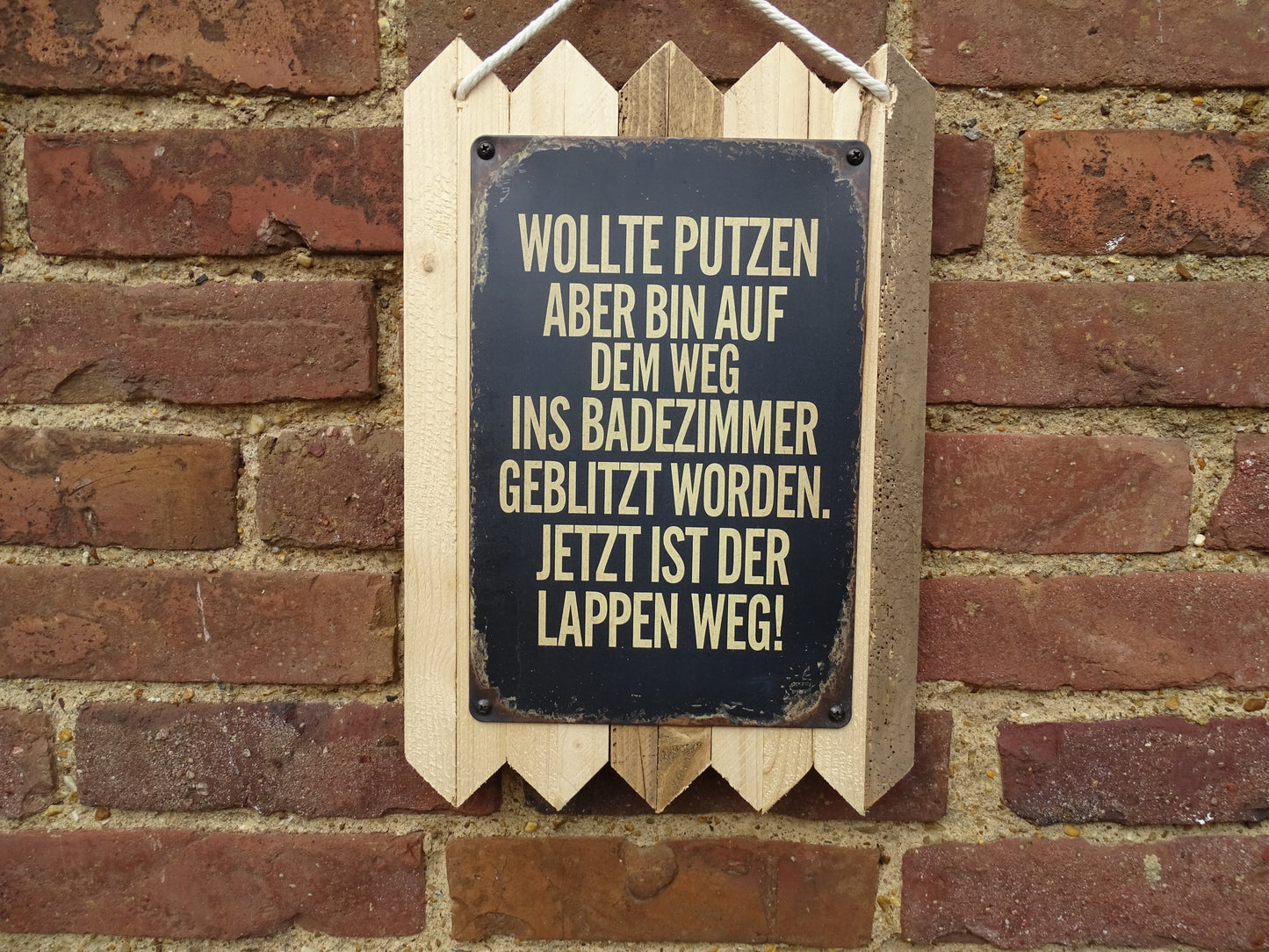 Blechschild " Wollte Putzen, aber bin auf dem Weg " Handgefertigt auf Altholz