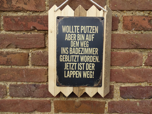 Blechschild " Wollte Putzen, aber bin auf dem Weg " Handgefertigt auf Altholz