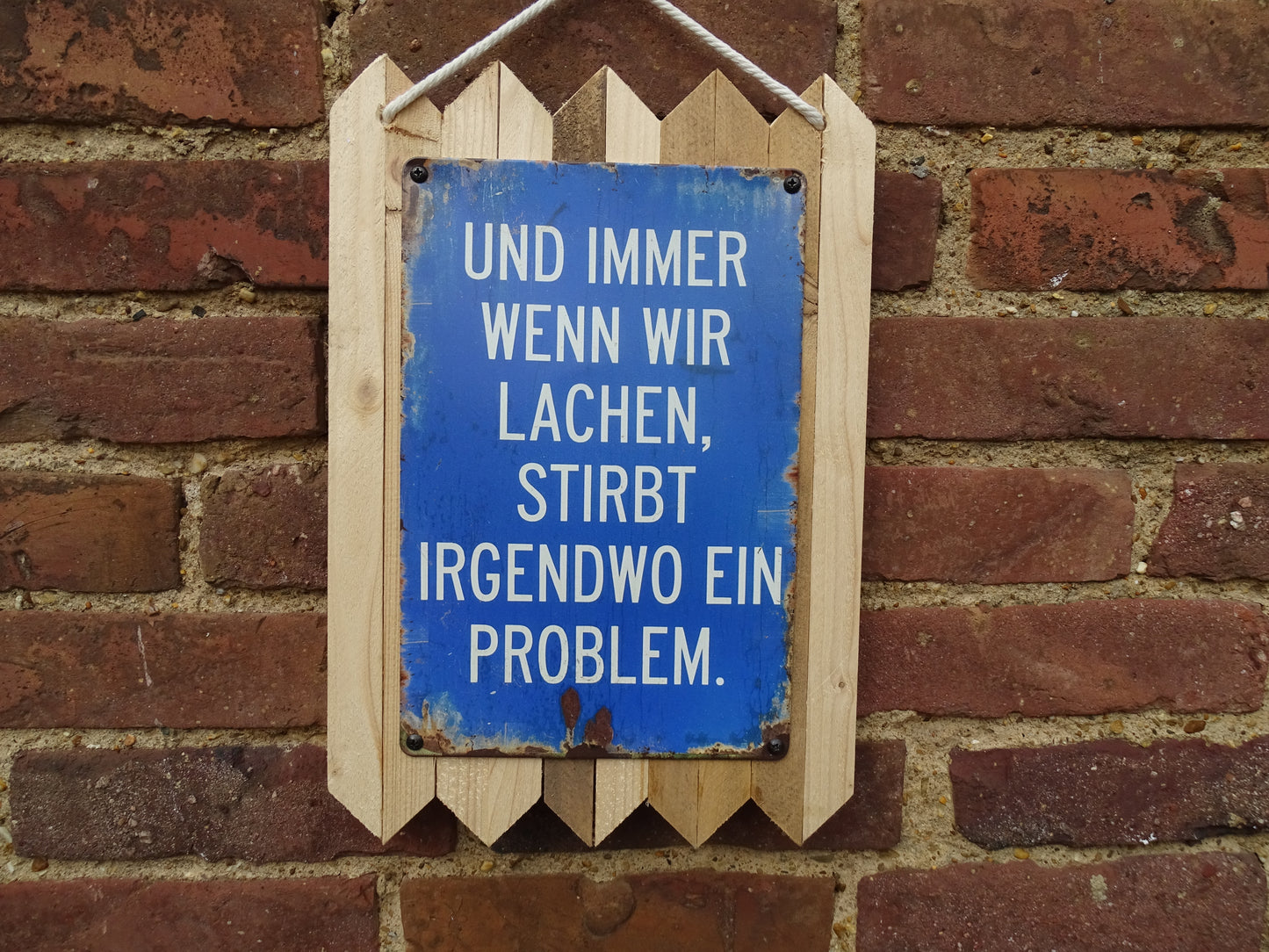 Blechschild " Und immer wenn wir lachen " Handgefertigt auf Altholz