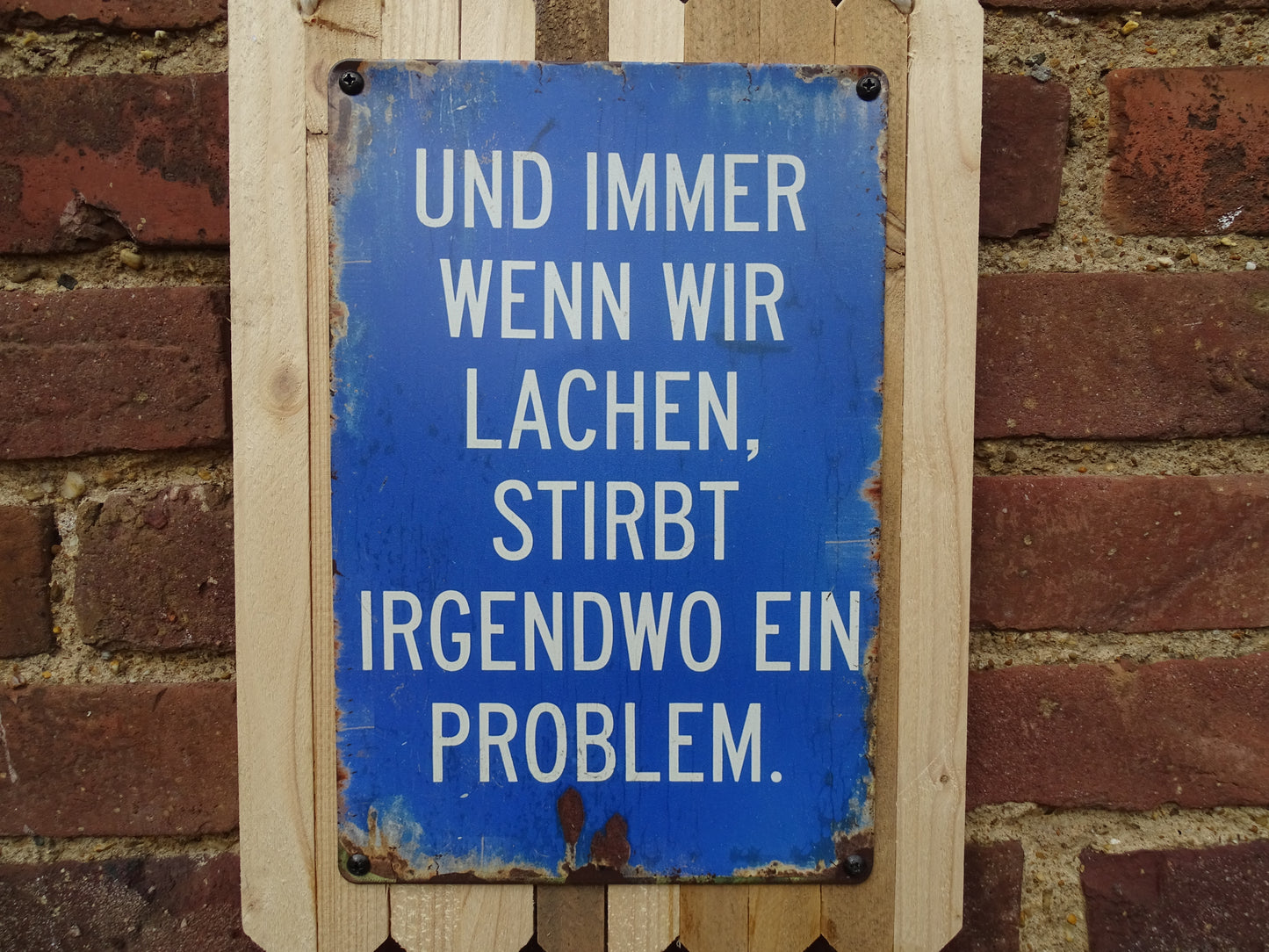 Blechschild " Und immer wenn wir lachen " Handgefertigt auf Altholz