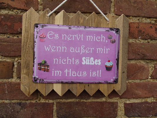 Blechschild " Es nervt wenn außer mir nix süßes im Haus ist " Handgefertigt auf Altholz
