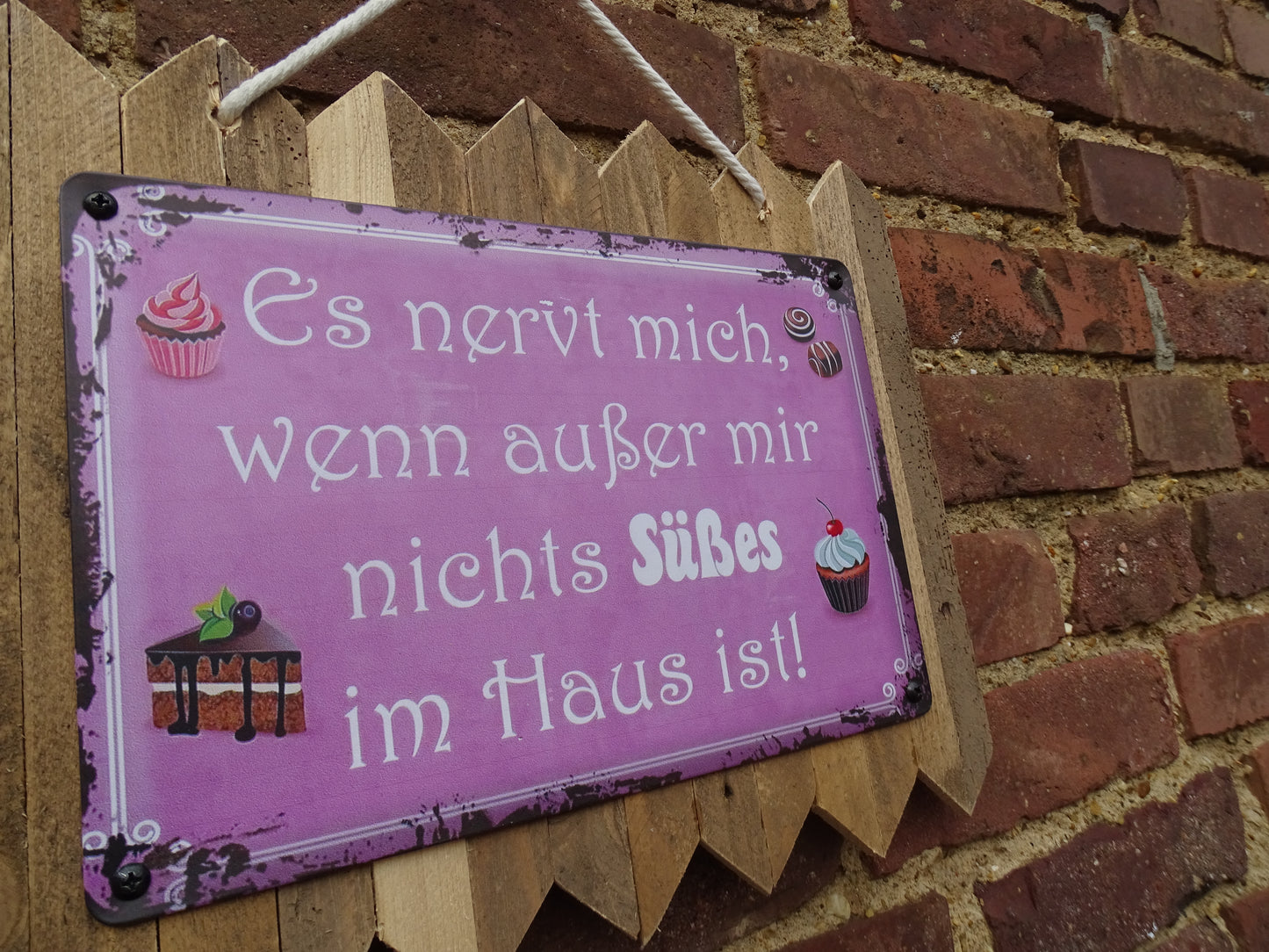Blechschild " Es nervt wenn außer mir nix süßes im Haus ist " Handgefertigt auf Altholz