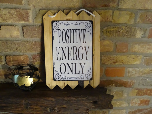 Blechschild Positive Engergy Only - handgemacht auf Altholz