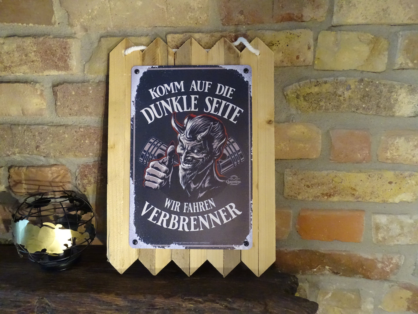 Blechschild- Komm auf die Dunkle Seite, wir fahren Verbrenner - handgefertigt auf Altholz