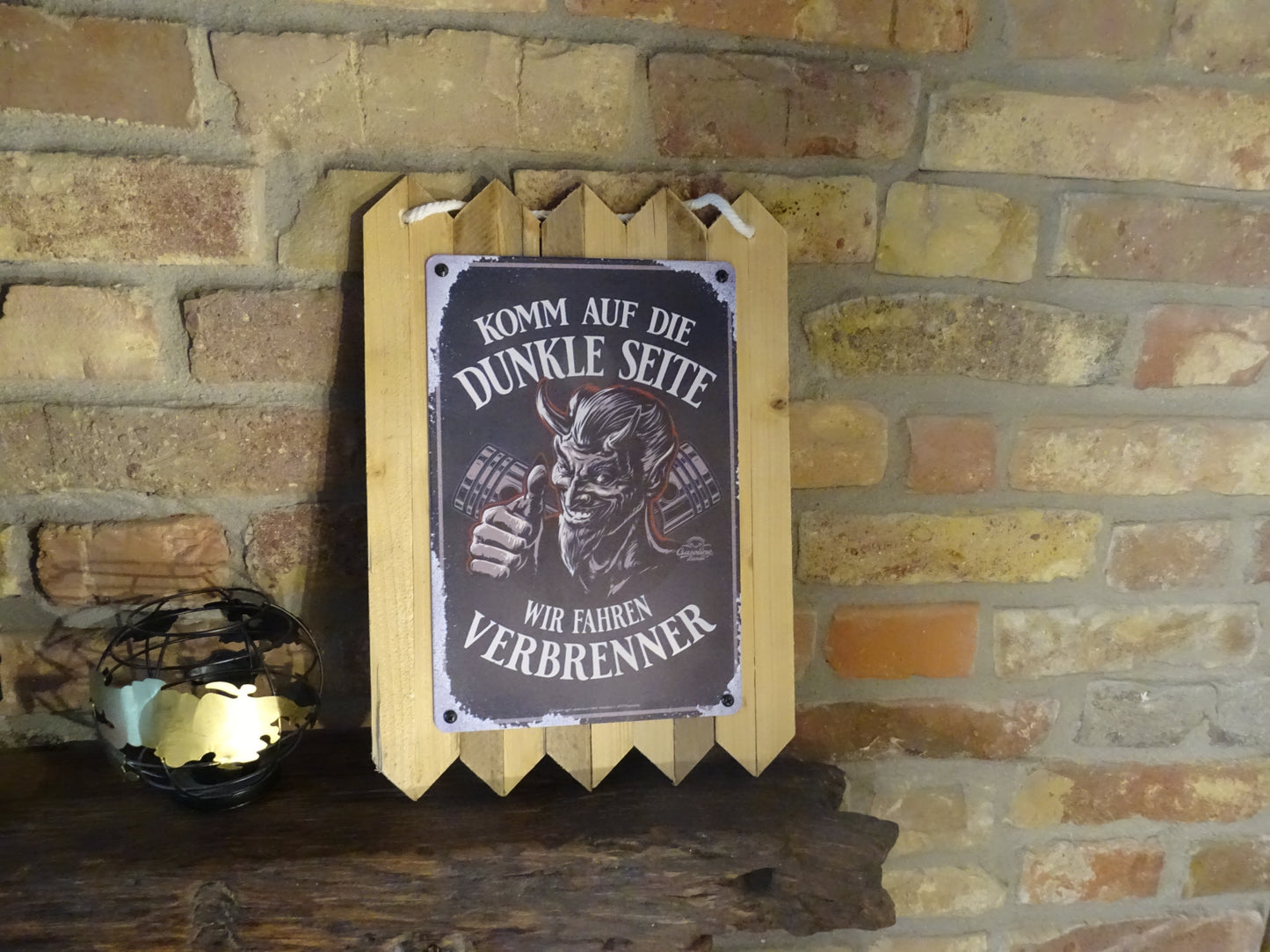 Blechschild- Komm auf die Dunkle Seite, wir fahren Verbrenner - handgefertigt auf Altholz