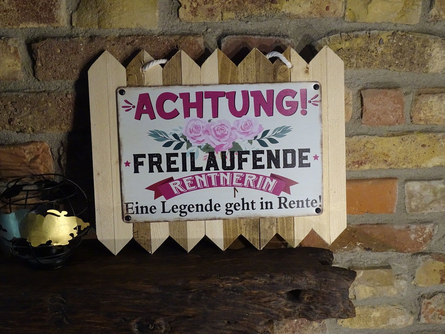Blechschild - Achtung freilaufende Rentnerin - Eine Legende geht in Rente - handgefertigt auf Altholz