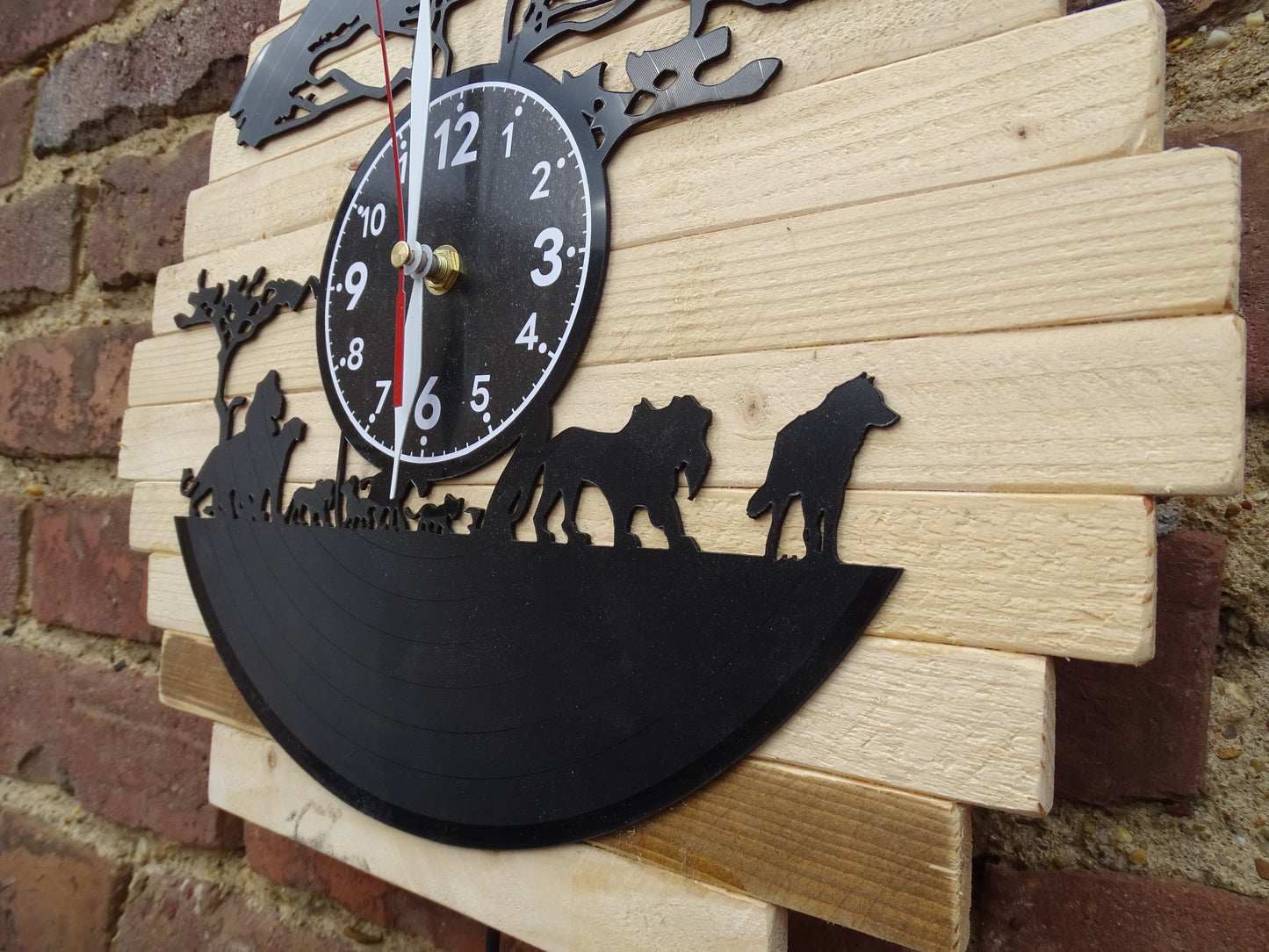 Wanduhr Savanne aus Schallplatte & Holz – LED beleuchtet mit Fernbedienung – Geschenkidee – Handgemacht