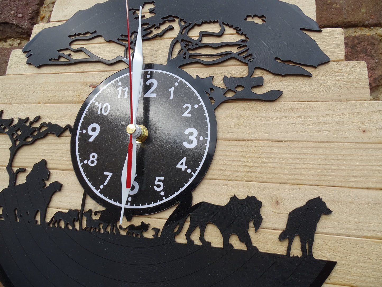 Wanduhr Savanne aus Schallplatte & Holz – LED beleuchtet mit Fernbedienung – Geschenkidee – Handgemacht