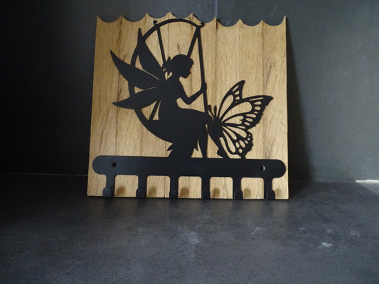 Schlüsselboard mit Fee Motiv | Handgemacht Altholz | Niedliche Deko & Metallhaken | Geschenk für Elfen-Fans