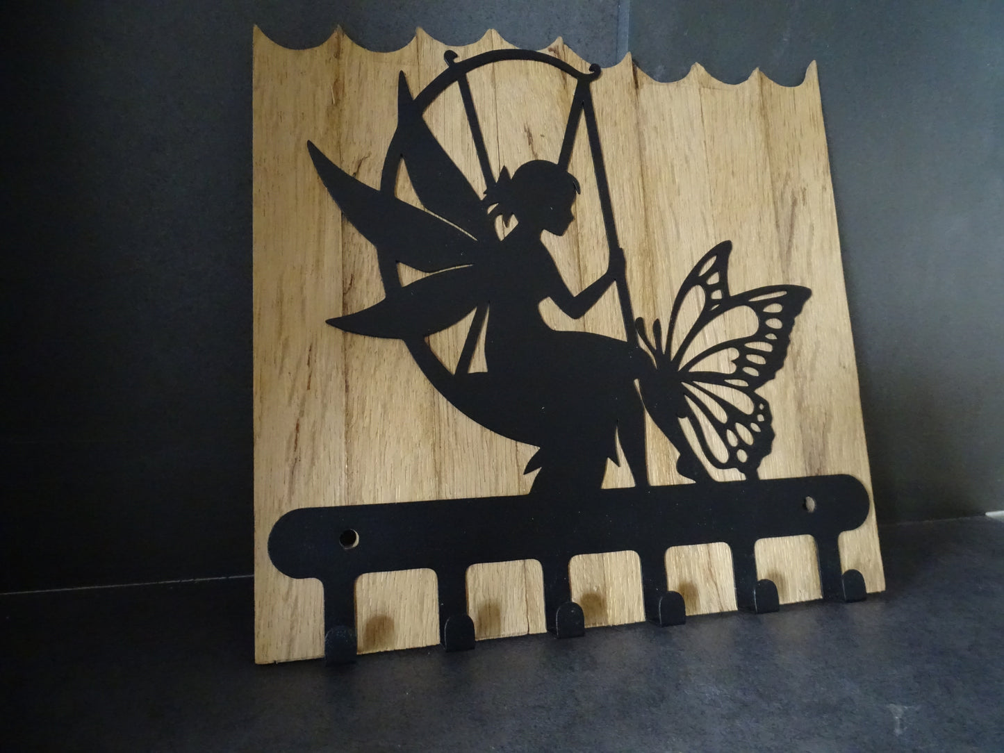 Schlüsselboard mit Fee Motiv | Handgemacht Altholz | Niedliche Deko & Metallhaken | Geschenk für Elfen-Fans