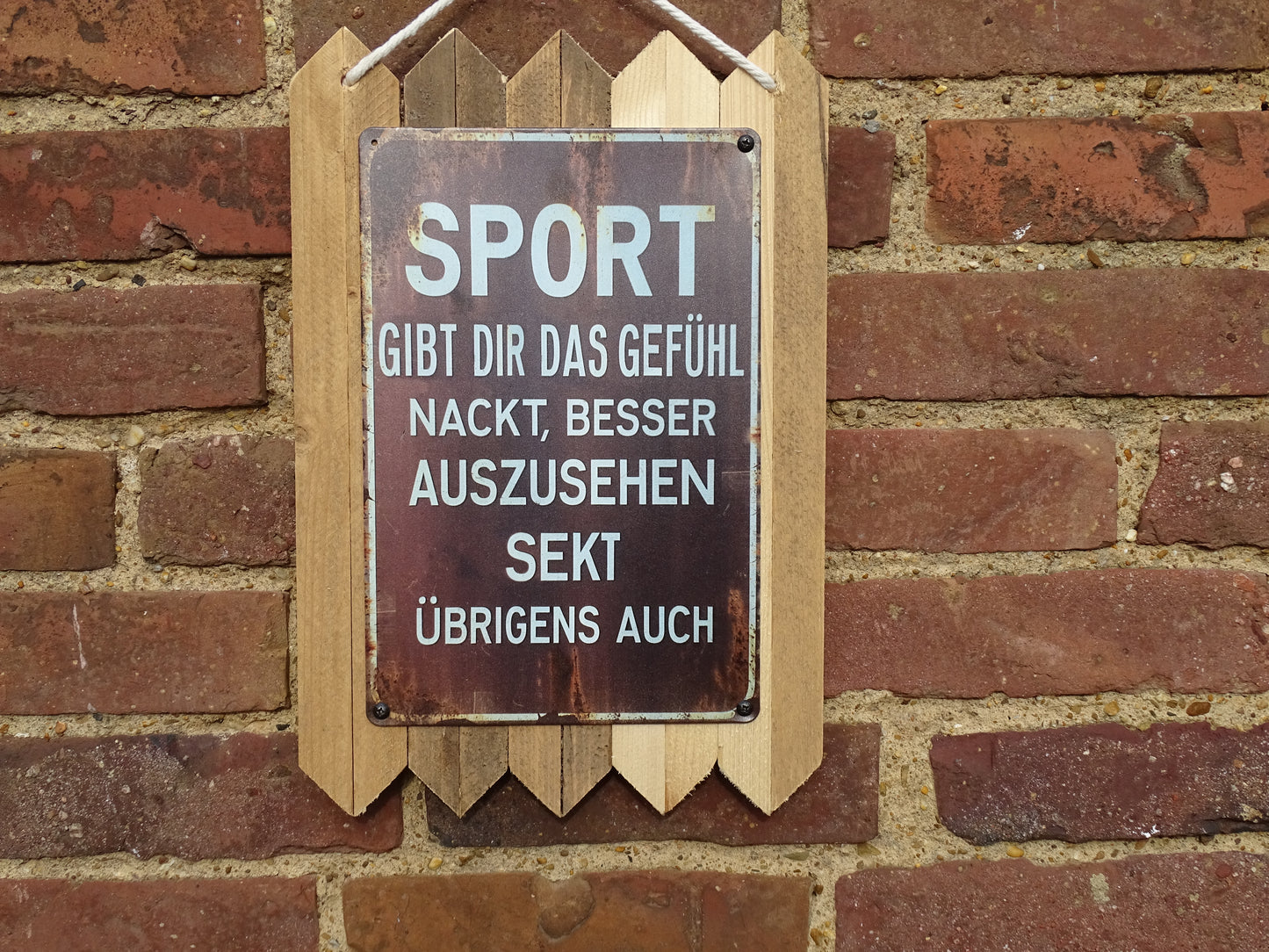 Blechschild Spruch lustig – Sport gibt dir das Gefühl nackt besser auszusehen – Wanddeko aus Altholz 40 x 25 cm
